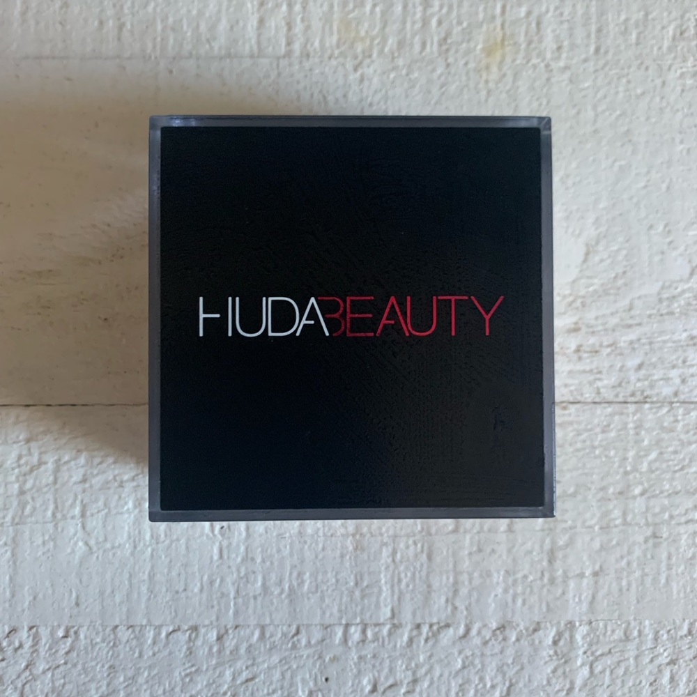 HUDA BEAUTY Easy Bake Loose Baking & Setting Powder